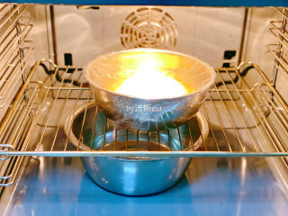 法国牛奶面包,烤箱放一盘热水，温度调至40度进行发酵一小时。