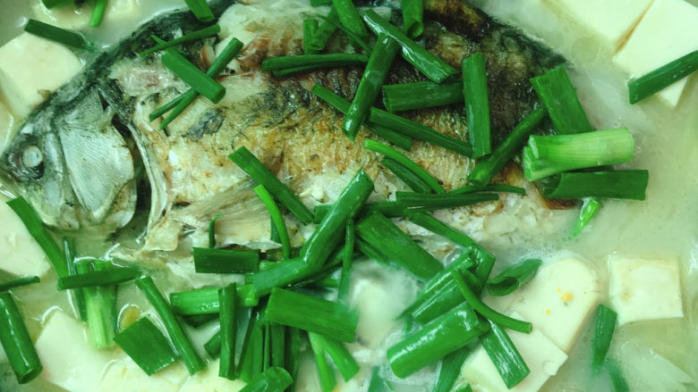 奶白鲫鱼豆腐汤,放入鱼汤中煮开即可。