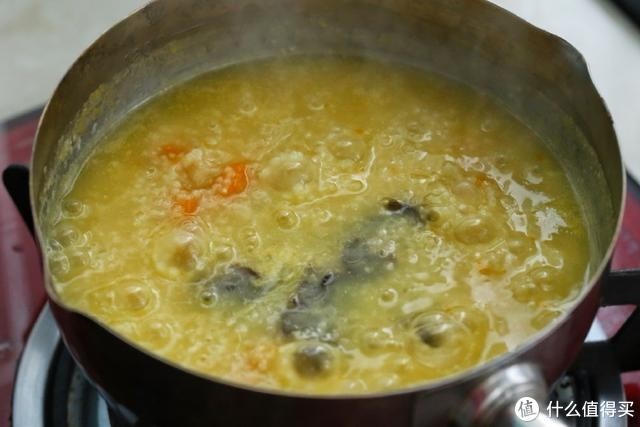 小米南瓜海参粥，虽贵尤为好,用筷子戳一下南瓜，差不多熟了就可以放入海参和姜丝了，再煮5分钟左右。