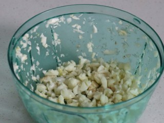 凉拌菠菜粉丝,将蒜打碎，放到小碗里