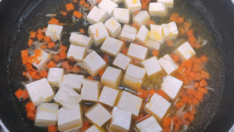 菠菜豆腐汤,加入适量的开水和豆腐盖上盖子煮五分钟