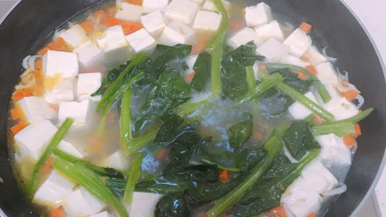 菠菜豆腐汤,下菠菜再煮一分钟