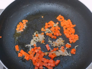 菠菜豆腐汤,热锅热油爆香虾皮和胡萝卜粒