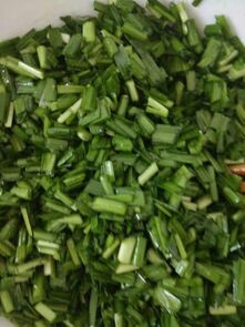 韭菜炒猪肝,韭菜切成段。