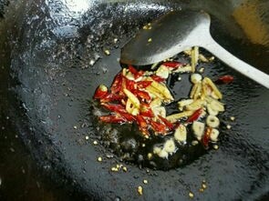 韭菜炒猪肝,油锅加入葱蒜辣椒炝锅。