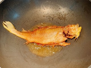 红烧小黄鱼,炸的外焦里嫩，把多余的油倒出