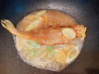 红烧小黄鱼,倒入开水(不要没过鱼身)刚才腌制用的料直接倒进来