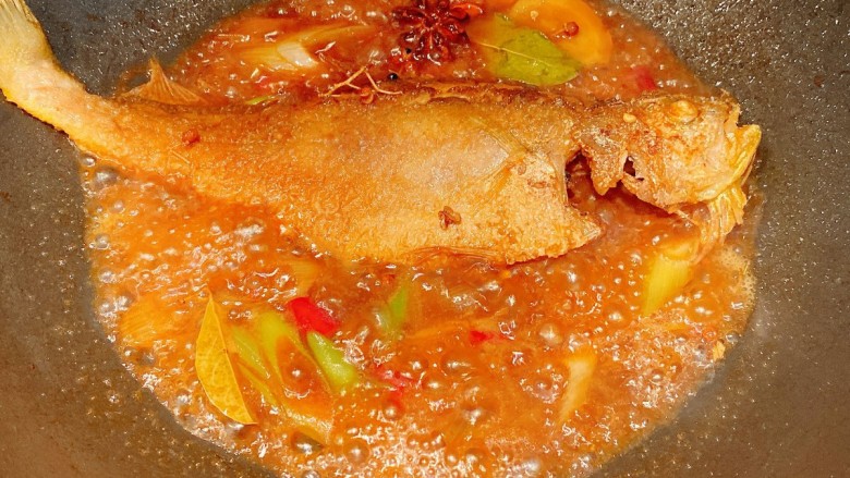 红烧小黄鱼,小火收汁，不要把鱼煮烂了，鱼汤不用收干，