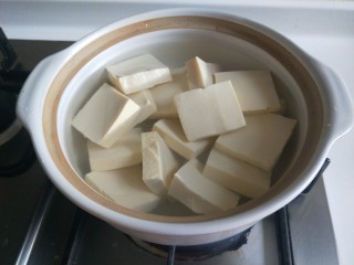 菠菜豆腐汤,放入豆腐烧开。