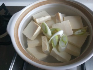 菠菜豆腐汤,放入锅中。