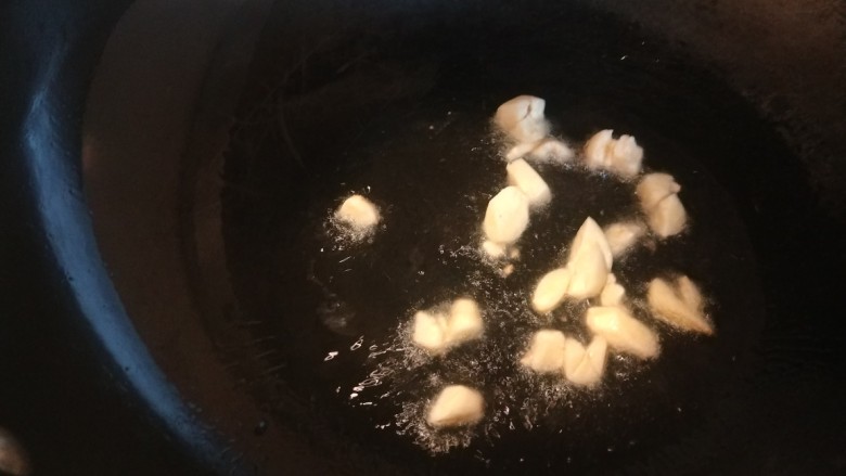 清炒油麦菜,锅中倒入适量油炒香蒜末。