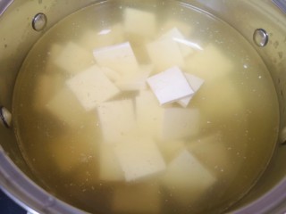菠菜豆腐汤,下入用淡盐水浸泡过的豆腐。
