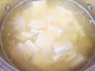 菠菜豆腐汤,烧开以后放盐调味，小火煮10分钟左右。