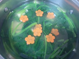 菠菜豆腐汤,胡萝卜切成片，用模具刻出小花朵形状一起下入。