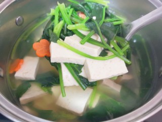 菠菜豆腐汤,烧开煮一分钟关火。