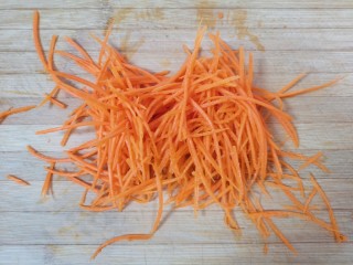 凉拌菠菜粉丝,胡萝卜擦成细丝。
