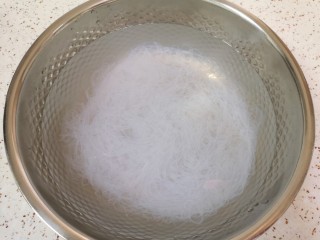 凉拌菠菜粉丝,煮好的粉丝从锅里捞出过凉水，然后控一下水分备用。