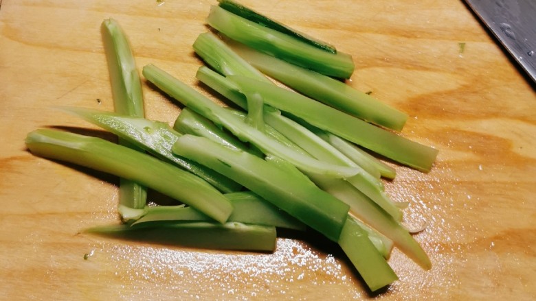蚝油油麦菜,油麦菜的茎部分去皮切条状