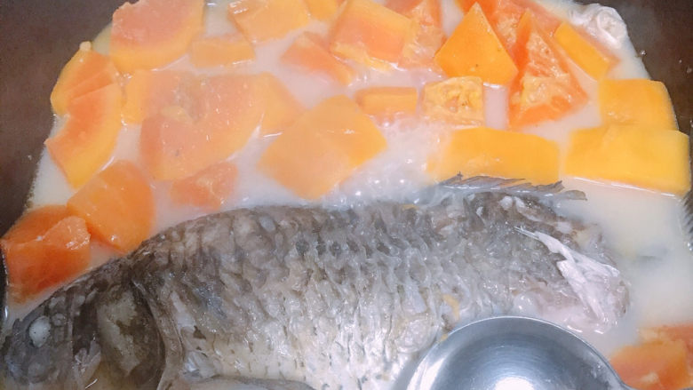 木瓜鲫鱼汤,盖上盖。中火煲20分钟。起锅前加少许盐调料