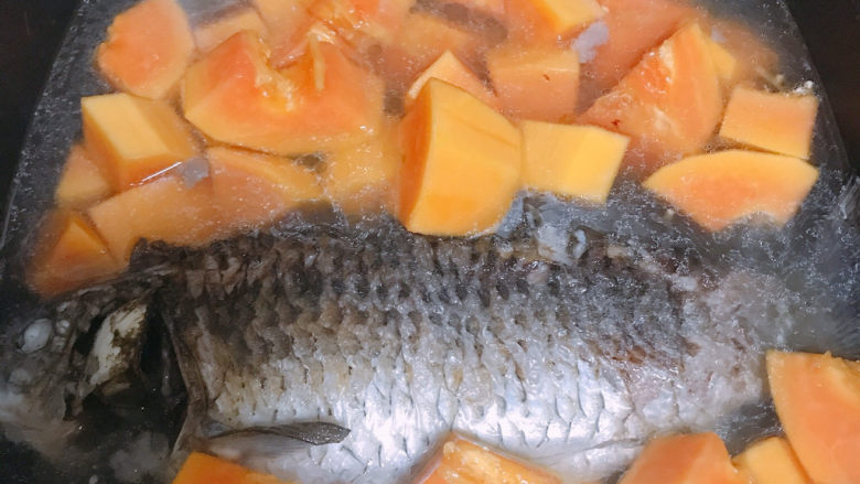 木瓜鲫鱼汤,把木瓜和鲫鱼都放到汤锅里，并加入没过食材的水。