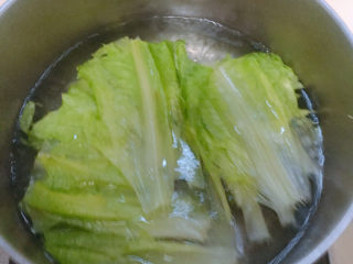 麻酱油麦菜,先煮好一锅开水。并加入少量食用油。把油麦菜放入开水中过一下快速捞起