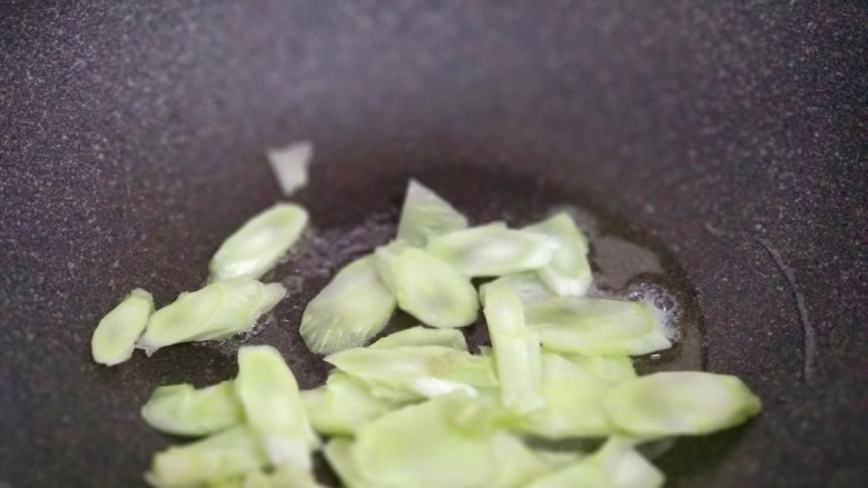 蚝油油麦菜,先放油麦菜的茎切成的片，炒到变软一点