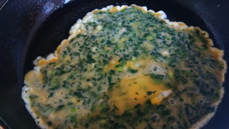 菠菜蛋卷,平底锅烧热倒油，倒入鸡蛋菠菜液。
