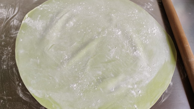 菠菜鸡蛋面,在擀制过程中如果面皮有一点粘，就要撒面粉防粘。