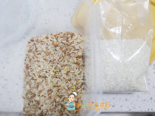 9个月以上辅食蘑菇肉松六倍粥,这个米也是好几种在一起，比如胚芽红米、胚芽米、藜麦、小米，又边这个碎米煮粥会更软糯用一般的白米也可以
