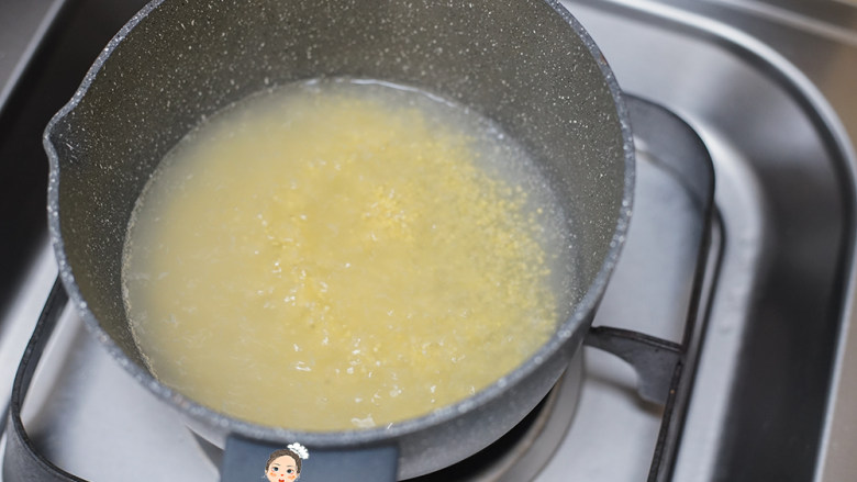 7个月以上辅食自制粒粒面,锅里水煮开后放入小米煮3-5分钟，不需要煮到全熟