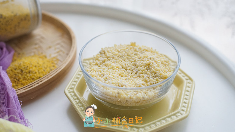 7个月以上辅食自制粒粒面,这个粒粒面里的小米是半生熟的还没有全熟，全熟太软了容易裹的时候不小心就压坏了