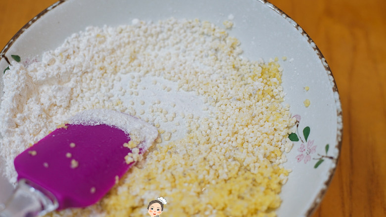 7个月以上辅食自制粒粒面,放入小米轻轻的裹上一层面粉，一定要轻不然小米会压成一坨