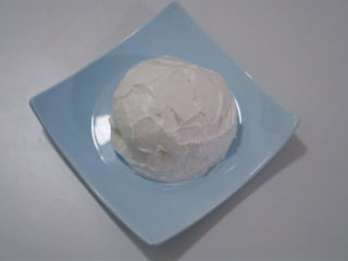 巨简单、超治愈的云朵蛋糕,打发好的蛋白霜一个盘子上或烤盘中（记得铺上油纸）用刮刀抹出一个圆形。
