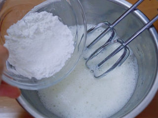 巨简单、超治愈的云朵蛋糕,倒入玉米淀粉和白砂糖的混合物，继续打发。