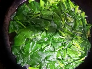 菠菜豆腐汤,再起锅烧水，把菠菜焯水，稍加点盐。