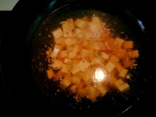 菠菜豆腐汤,先把豆腐放进汤汁里熬，加点盐，少加点自然鲜酱油。