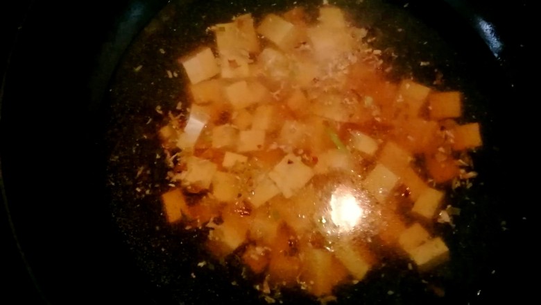 菠菜豆腐汤,先把<a style='color:red;display:inline-block;' href='/shicai/ 465'>豆腐</a>放进汤汁里熬，加点盐，少加点自然鲜酱油。