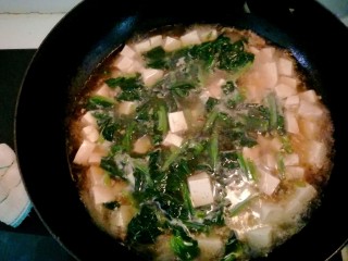 菠菜豆腐汤,豆腐熬软入味后，再放入菠菜。