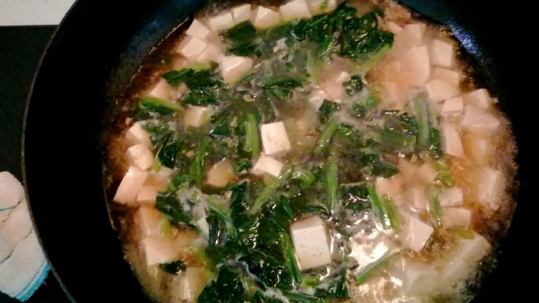 菠菜豆腐汤,豆腐熬软入味后，再放入菠菜。