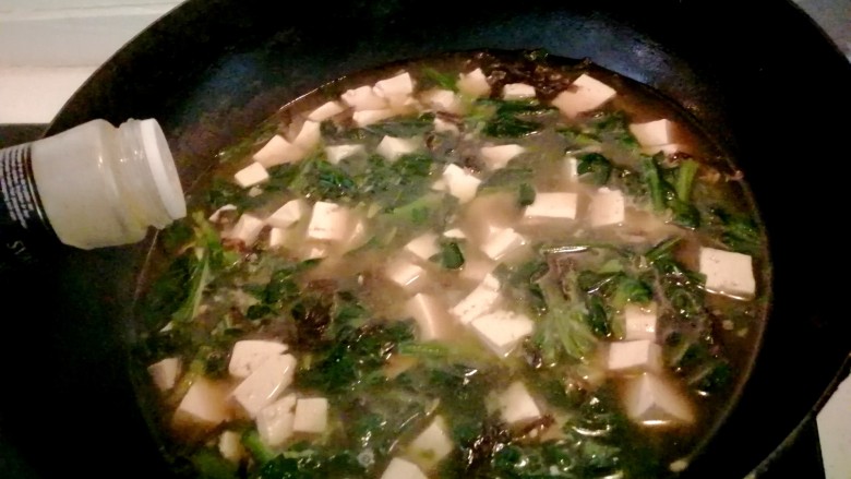 菠菜豆腐汤,加少许胡椒粉。