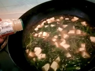 菠菜豆腐汤,加少许姜粉。