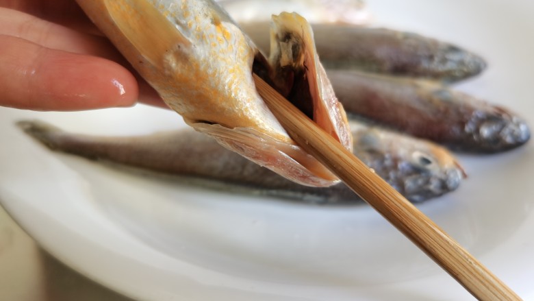 红烧小黄鱼,想要烧好的小黄鱼完整不碎，首先在给鱼去内脏时要保持鱼身完整不破相。不用刨膛破肚，只需要将两根筷子，分别从鱼的两腮处插进鱼肚子里。