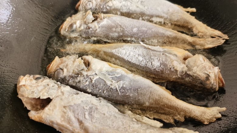 红烧小黄鱼,锅里倒油，将油温烧热一点，放入小黄鱼煎制。油温太低也容易把鱼煎碎。