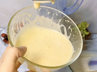香蕉松饼🥞,用打蛋器打至变白蓬松，这样做好的松饼更松软。