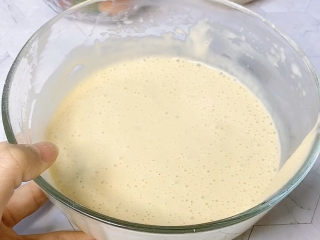 香蕉松饼🥞,充分搅拌均匀就可以了。入锅喜欢甜一点的，可以加入一点白砂糖搅拌均匀。然后就可以煎松饼了。