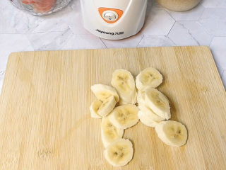 香蕉松饼🥞,一根熟透的香蕉，切成段