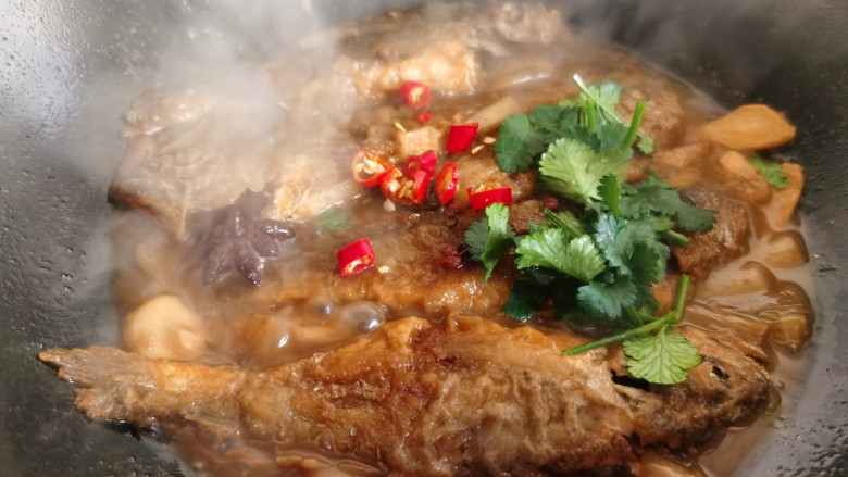 红烧小黄鱼,大火烧开后，改小火焖烧至汤汁变少变浓稠即可。，出锅前放入辣椒和香菜。