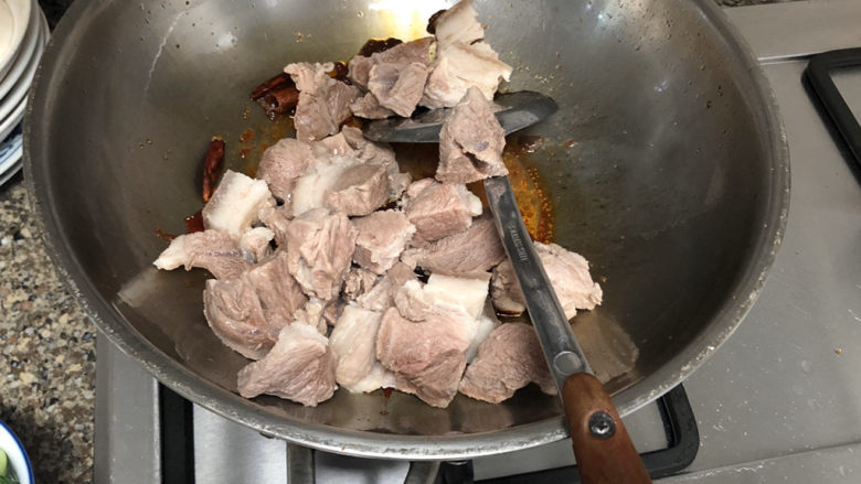 白萝卜炖猪肉➕白萝卜酱烧猪肉,加入焯水后的猪肉，中火翻炒炒干表面水分，