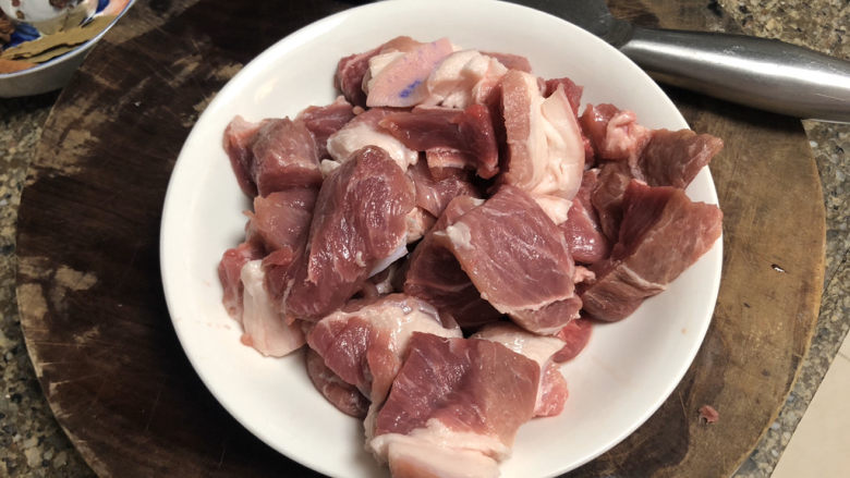 白萝卜炖猪肉➕白萝卜酱烧猪肉,蹄膀刮去猪皮的毛，清洗干净，切块