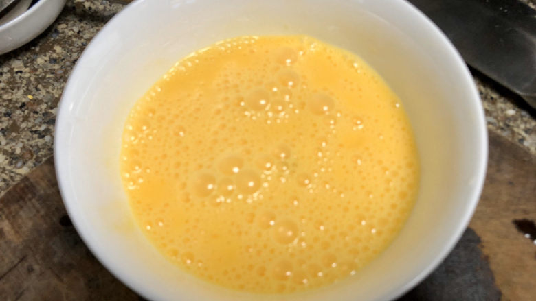 香椿炒蛋,搅打成均匀蛋液